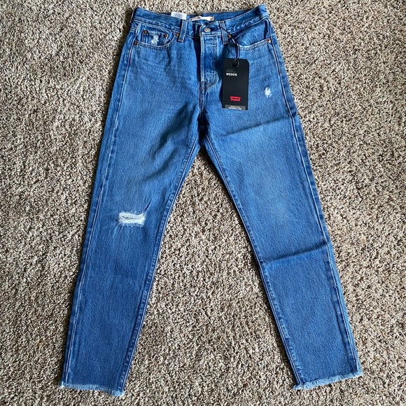 NEW Levi’s Women’s Wedgie Jeans - Picture 2 of 8